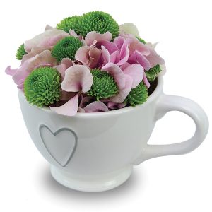 composition florale dans une tasse